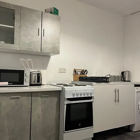Comfortable One Bedroom Flat Apartment *